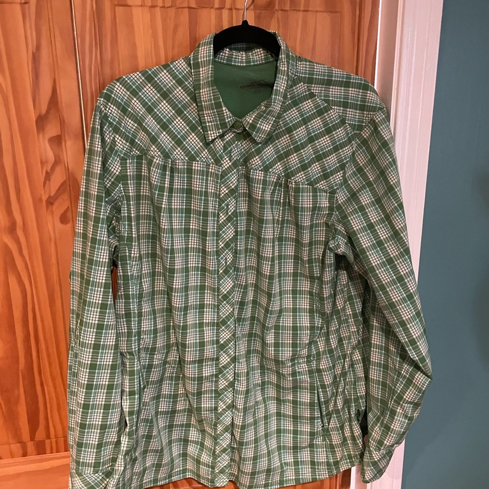 Great hiking shirt with zipped pockets